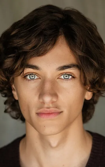 Фотография актёра Гэвин Касаленьо