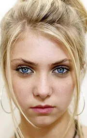 Фотография актёра Тейлор Момсен