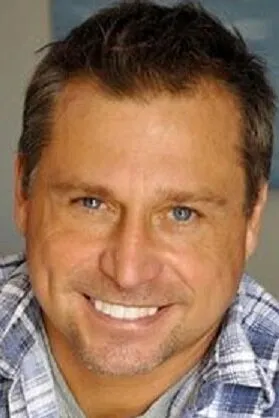 Фотография актёра Том Адкокс-Эрнандес