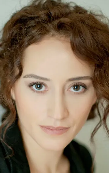 Фотография актёра Эсра Кызылдоган