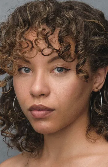 Фотография актёра Саффрон Коомбр