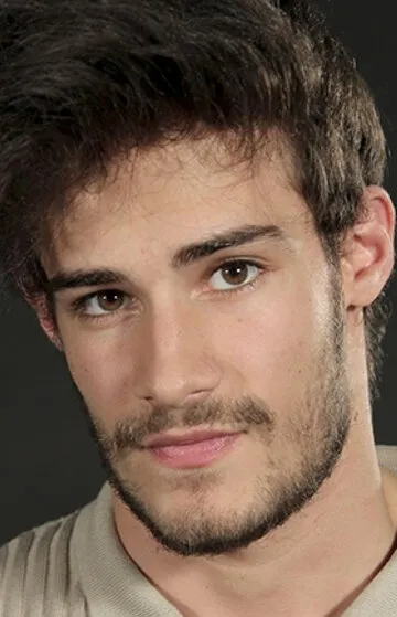 Фотография актёра Батухан Караджакая