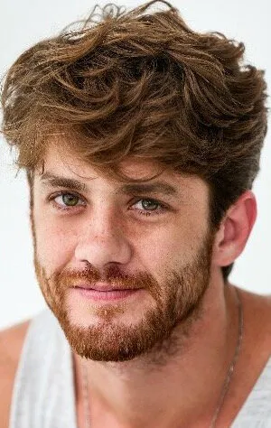 Фотография актёра Леонарду Миджиорин