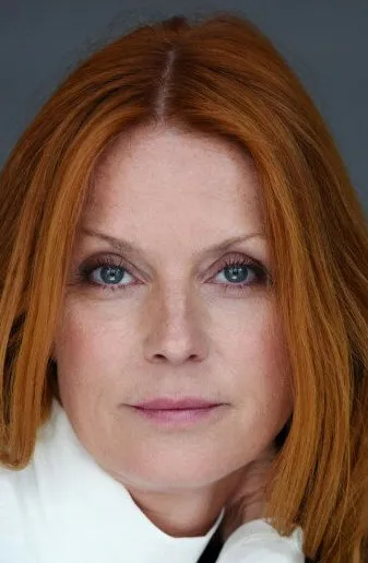 Фотография актёра Эстер Швейнс