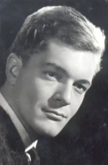 Фотография актёра Карой Меч